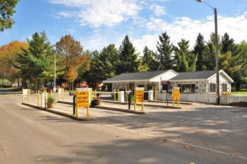 Plymouth Rock Camping Resort Deluxe Cabin 15