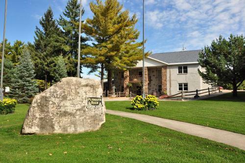 Plymouth Rock Camping Resort Deluxe Cabin 15