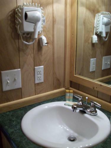 Plymouth Rock Camping Resort Deluxe Cabin 15