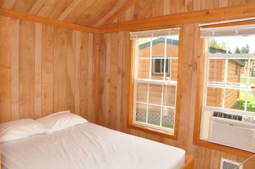 Plymouth Rock Camping Resort Deluxe Cabin 17