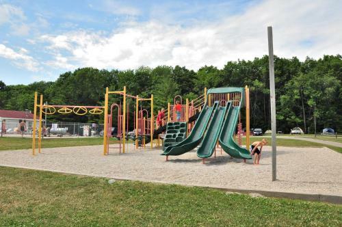 Plymouth Rock Camping Resort Deluxe Cabin 16