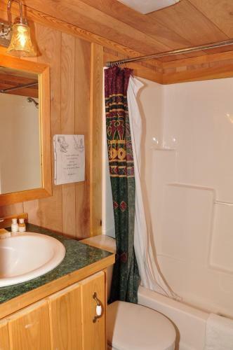 Plymouth Rock Camping Resort Deluxe Cabin 16