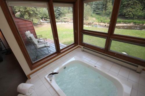 Hotel Boulder Brook On Fall River
