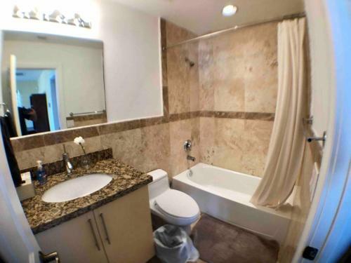 3 Bedrooms With Rooftop,close To Everything In Fll
