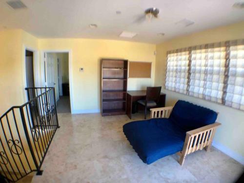 3 Bedrooms With Rooftop,close To Everything In Fll