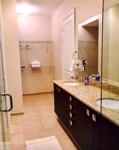4 Bedroom House Close To Everything In Fll #906