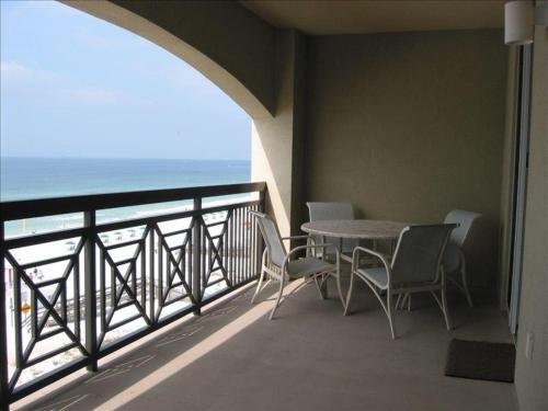 Azure Sunkissed Apartment