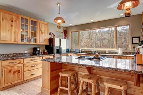 Western Lodge-style Home