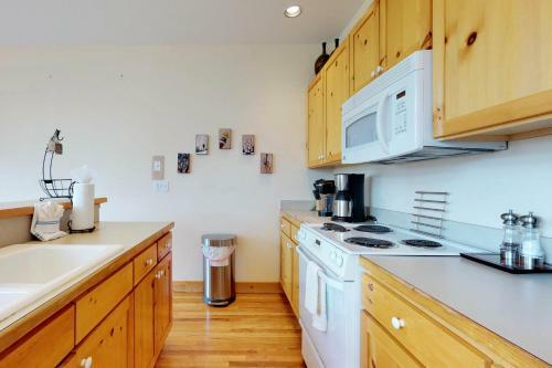 Water Dance Lakeside