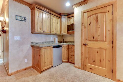 Lodge With Beach Access
