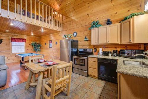 Bearadise, 1 Bedroom, Pool Table, Wifi, Hot Tub, Sleeps 2