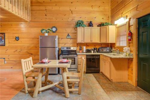 Bearadise, 1 Bedroom, Pool Table, Wifi, Hot Tub, Sleeps 2