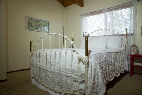 Lovely Mountain Lake Chalet By Yosemite: Equipped!