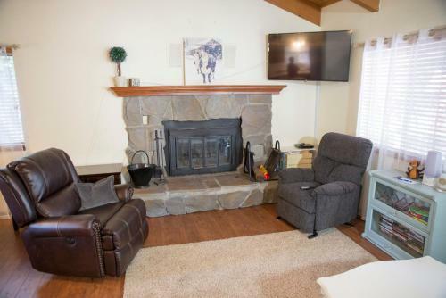 Lovely Mountain Lake Chalet By Yosemite: Equipped!