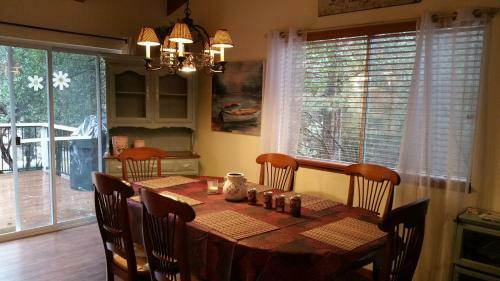 Lovely Mountain Lake Chalet By Yosemite: Equipped!