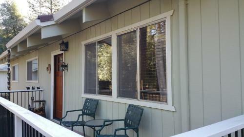 Lovely Mountain Lake Chalet By Yosemite: Equipped!