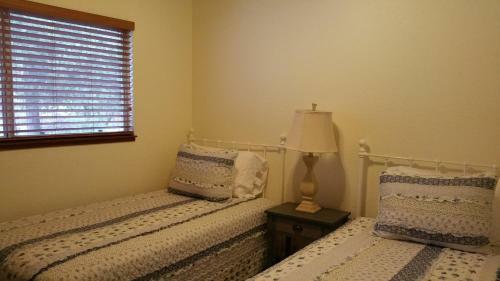 Lovely Mountain Lake Chalet By Yosemite: Equipped!