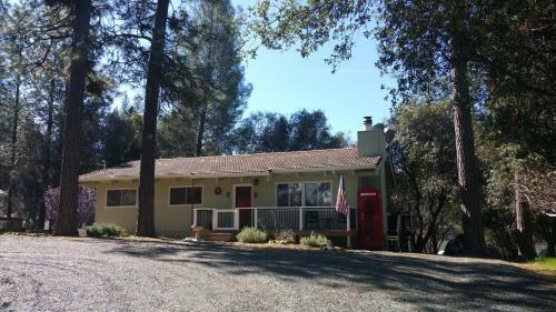 Lovely Mountain Lake Chalet By Yosemite: Equipped!