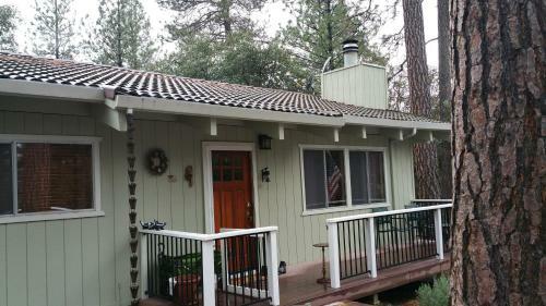 Lovely Mountain Lake Chalet By Yosemite: Equipped!