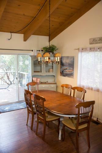 Lovely Mountain Lake Chalet By Yosemite: Equipped!