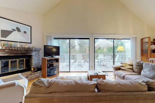 Cozy Chalet (15-013)