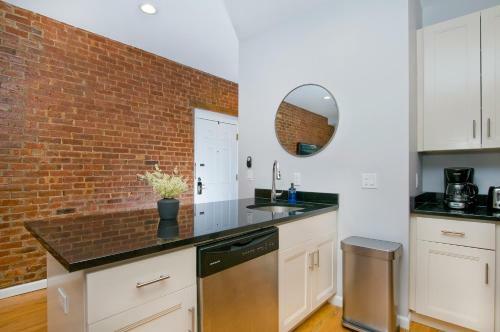 Boho-chic Three Bedroom Apartment Minutes To Nyc