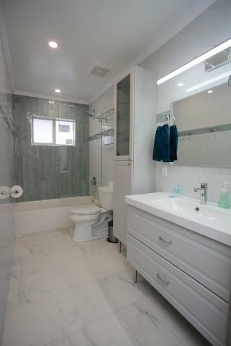 Spectacular 5br/5ba Villa In Hollywood Lakes