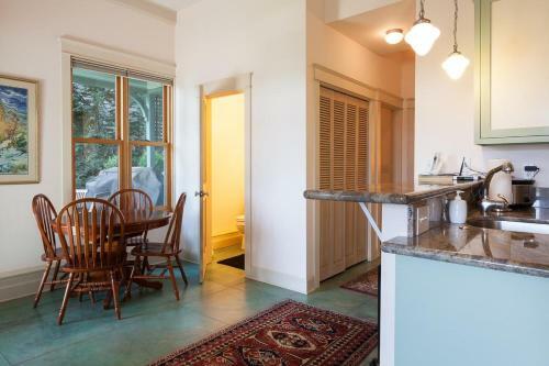 Roe-parker-river View-2br/1ba