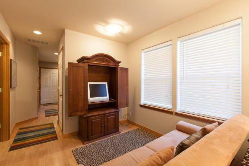 Adamsview-rvr/mtn Vws-3br/2b