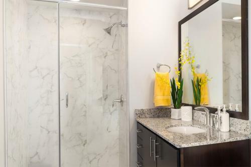 Aparthotel Luxury Rentals Toyota Center