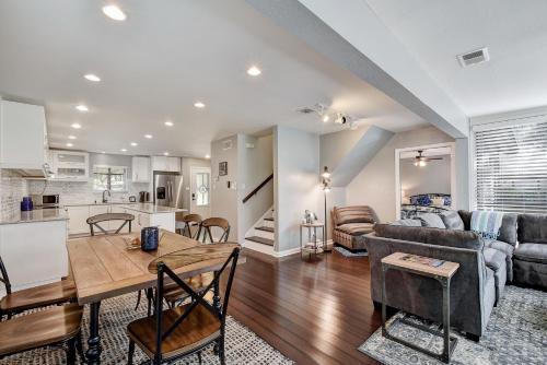 6107 Hudson Bend Rd Home