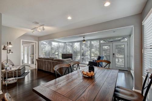 6107 Hudson Bend Rd Home