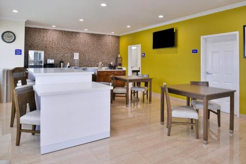 Hotel Americas Best Value Inn And Suites-humble