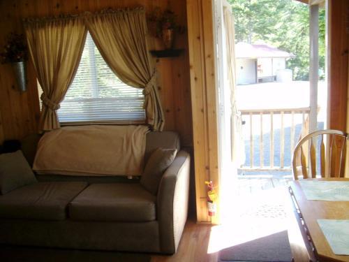 Pio Pico Camping Resort One-bedroom Cabin 14