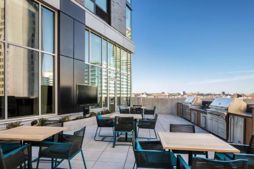 Deedee's Sky Rise Apartments At Newport II