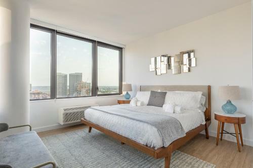 Deedee's Sky Rise Apartments At Newport II