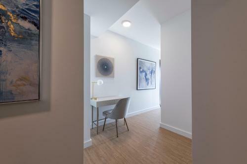 Deedee's Sky Rise Apartments At Newport II