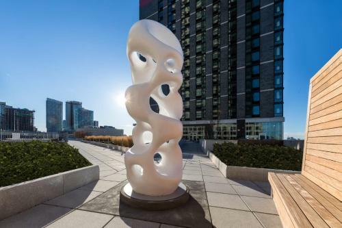 Deedee's Sky Rise Apartments At Newport II