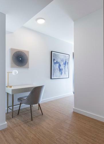 Deedee's Sky Rise Apartments At Newport II