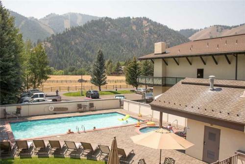 Christophe Condo With Pool And View Of Mt