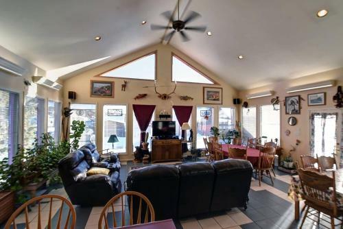 Apartamento Cozy Suite W/ Private Bath, Gym, & Sauna!