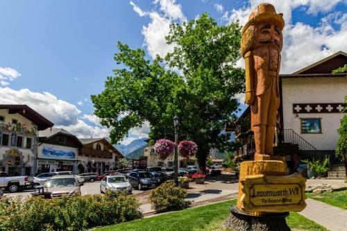 Soaring Pines Lodge & Bunkhouse