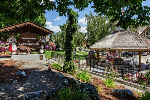 Soaring Pines Lodge & Bunkhouse