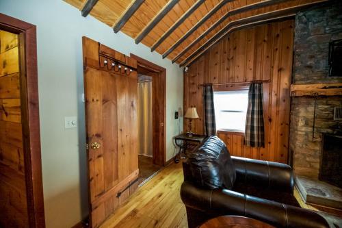 Settler - Hocking Hills Cabin