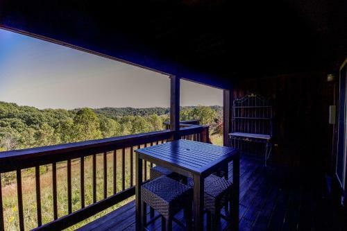 Coyote - Hocking Hills Cabin