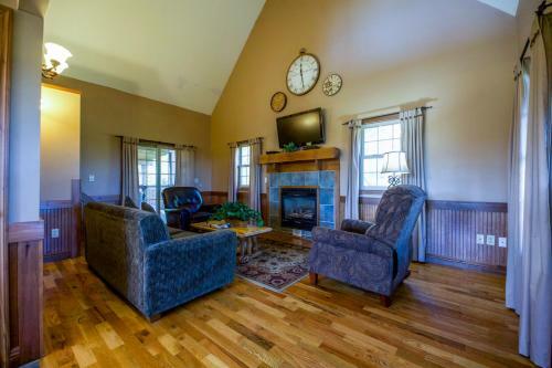 Coyote - Hocking Hills Cabin