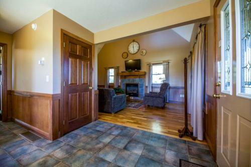 Coyote - Hocking Hills Cabin