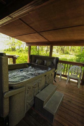 Coyote - Hocking Hills Cabin
