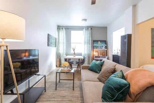 204 Sunset � Silverlake Sunset Apartment 7.45