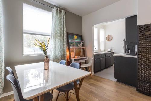 204 Sunset � Silverlake Sunset Apartment 7.45
